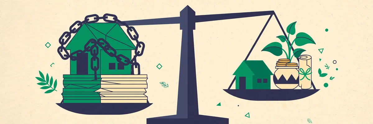 Ilustrasi timbangan membandingkan rumah KPR yang terikat rantai kredit dengan rumah kontrakan plus tanaman uang dan sertifikat obligasi negara